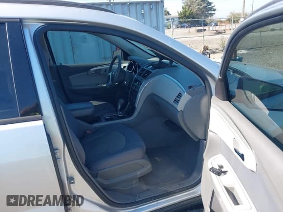 ✅ 2010 Chevrolet Traverse LS • VIN: 1GNLVEED7AS104912 • Lot: 43310260. Wystawiony na IAAI z przebiegiem 172 736 mil. Bezpłatny archiwum sprzedaży aukcyjnych z USA i szczegółowy raport historii pojazdu na DreamBid. Zdjęcie 5.