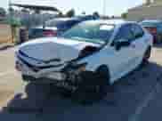 2022 Toyota Camry SE z VIN 4T1T11AK9NU076179, wystawiony jako IAAI lot #42781387 z przebiegiem 64 450 mil mil oraz . Historia ofert i sprzedaży dostępna na DreamBid. Obrazek 2.