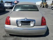 ✅ 2000 Lincoln Town Car Executive • VIN: 1LNHM81W9YY899233 • Лот: 69630805. Опубликован ранее на Copart с пробегом 224 456 миль. Бесплатный доступ к архиву аукционных продаж из США и подробный отчёт об истории автомобиля на DreamBid. Изображение 6.