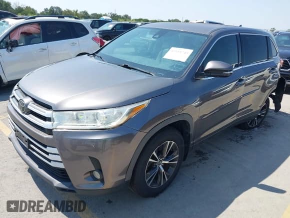 ✅ 2017 Toyota Highlander LE • VIN: 5TDZZRFH4HS221172 • Lot: 43181745. Wystawiony na IAAI z przebiegiem 123 086 mil. Bezpłatny archiwum sprzedaży aukcyjnych z USA i szczegółowy raport historii pojazdu na DreamBid. Zdjęcie 2.