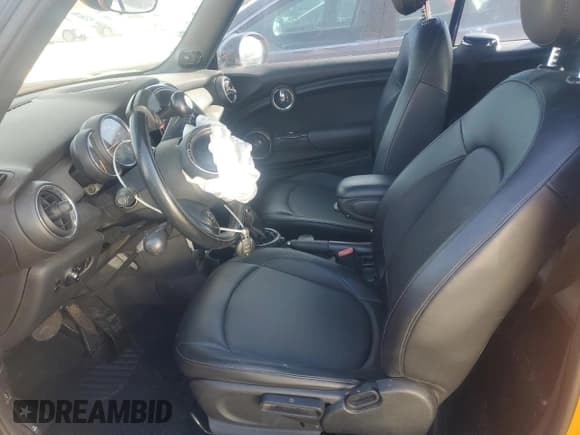 ✅ 2017 MINI Convertible Cooper • VIN: WMWWG5C58H3C20183 • Lot: 92155665. Wystawiony na Copart z przebiegiem 70 166 mil. Bezpłatny archiwum sprzedaży aukcyjnych z USA i szczegółowy raport historii pojazdu na DreamBid. Zdjęcie 7.