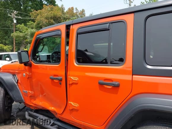 ✅ 2020 Jeep Wrangler Unlimited Sport S • VIN: 1C4HJXDG0LW201902 • Lot: 42372191. Wystawiony na IAAI z przebiegiem 78 724 mil. Bezpłatny archiwum sprzedaży aukcyjnych z USA i szczegółowy raport historii pojazdu na DreamBid. Zdjęcie 14.