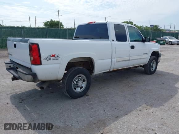 ✅ 2006 Chevrolet Silverado 2500HD LT2 • VIN: 1GCHK29UX6E262621 • Lot: 42322189. Wystawiony na IAAI z przebiegiem 233 221 mil. Bezpłatny archiwum sprzedaży aukcyjnych z USA i szczegółowy raport historii pojazdu na DreamBid. Zdjęcie 4.