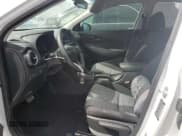 ✅ 2018 Hyundai Kona SEL • VIN: KM8K2CAA3JU178423 • Лот: 75631674. Опубликован ранее на Copart с пробегом 62 321 миль. Бесплатный доступ к архиву аукционных продаж из США и подробный отчёт об истории автомобиля на DreamBid. Изображение 7.