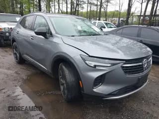 ✅ 2021 Buick Envision Essence • VIN: LRBFZPR41MD056959 • Lot: 42018582. Wystawiony na IAAI z przebiegiem 43 074 mil. Bezpłatny archiwum sprzedaży aukcyjnych z USA i szczegółowy raport historii pojazdu na DreamBid. Zdjęcie 1.