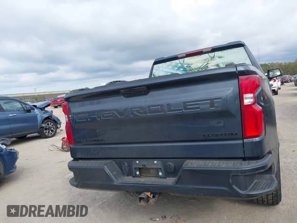 ✅ 2021 Chevrolet Silverado 1500 Custom • VIN: 1GCPYBEK9MZ303079 • Lot: 43456213. Wystawiony na IAAI z przebiegiem 63 003 mil. Bezpłatny archiwum sprzedaży aukcyjnych z USA i szczegółowy raport historii pojazdu na DreamBid. Zdjęcie 17.