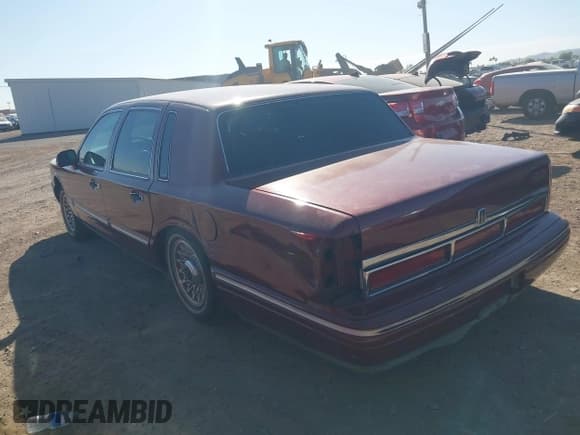 ✅ 1996 Lincoln Town Car Executive • VIN: 1LNLM81W5TY665786 • Lot: 42337707. Listed on IAAI with 110,403 mi. Free auction sales archive from the USA and detailed vehicle history report at DreamBid. Image 3.