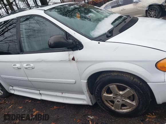 ✅ 2005 Dodge Caravan SXT • VIN: 2D4GP44L85R596402 • Lot: 43877457. Wystawiony na IAAI z przebiegiem 88 203 mil. Bezpłatny archiwum sprzedaży aukcyjnych z USA i szczegółowy raport historii pojazdu na DreamBid. Zdjęcie 6.