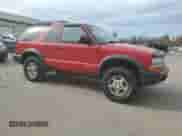 2000 Chevrolet Blazer LS z VIN 1GNCT18W8YK155812, wystawiony jako Copart lot #77315424 z przebiegiem 151 418 mil mil oraz Czysty tytuł • Clean title. Historia ofert i sprzedaży dostępna na DreamBid. Obrazek 4.