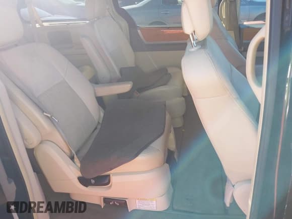 ✅ 2010 Chrysler Town & Country Limited • VIN: 2A4RR7DX9AR365954 • Lot: 43593551. Wystawiony na IAAI z przebiegiem 147 783 mil. Bezpłatny archiwum sprzedaży aukcyjnych z USA i szczegółowy raport historii pojazdu na DreamBid. Zdjęcie 8.