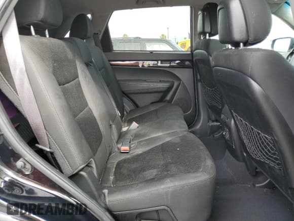 ✅ 2015 Kia Sorento LX • VIN: 5XYKT4A78FG613084 • Lot: 82387315. Wystawiony na Copart z przebiegiem 113 882 mil. Bezpłatny archiwum sprzedaży aukcyjnych z USA i szczegółowy raport historii pojazdu na DreamBid. Zdjęcie 11.