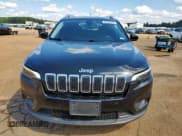 ✅ 2019 Jeep Cherokee Latitude Plus • VIN: 1C4PJLLX5KD128607 • Lot: 84006315. Wystawiony na Copart z przebiegiem 145 512 mil. Bezpłatny archiwum sprzedaży aukcyjnych z USA i szczegółowy raport historii pojazdu na DreamBid. Zdjęcie 5.