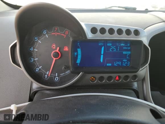 2013 Chevrolet Sonic LT z VIN 1G1JD6SB7D4156683, wystawiony jako Copart lot #52367815 z przebiegiem 129 123 mil mil oraz Czysty tytuł • Clean title. Historia ofert i sprzedaży dostępna na DreamBid. Obrazek 9.