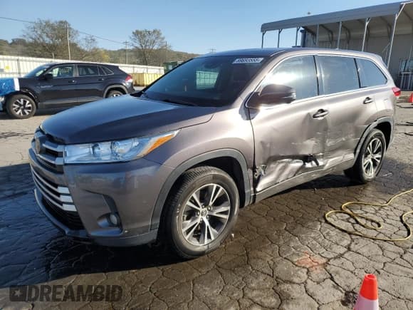 ✅ 2018 Toyota Highlander LE • VIN: 5TDZZRFH1JS277883 • Lot: 89693555. Wystawiony na Copart z przebiegiem 221 708 mil. Bezpłatny archiwum sprzedaży aukcyjnych z USA i szczegółowy raport historii pojazdu na DreamBid. Zdjęcie 1.