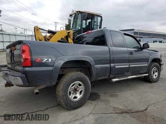 2005 Chevrolet Silverado 1500 Z71 z VIN 2GCEK19B351321259, wystawiony jako Copart lot #72497374 z przebiegiem 242 688 mil mil oraz Szkoda całkowita • Salvage title. Historia ofert i sprzedaży dostępna na DreamBid. Obrazek 3.