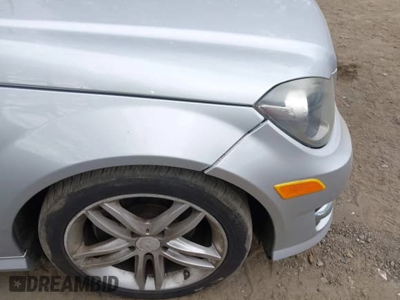 ✅ 2013 Mercedes-Benz C 250 Sport • VIN: WDDGF4HB4DR265893 • Lot: 42423461. Wystawiony na IAAI z przebiegiem 108 911 mil. Bezpłatny archiwum sprzedaży aukcyjnych z USA i szczegółowy raport historii pojazdu na DreamBid. Zdjęcie 6.