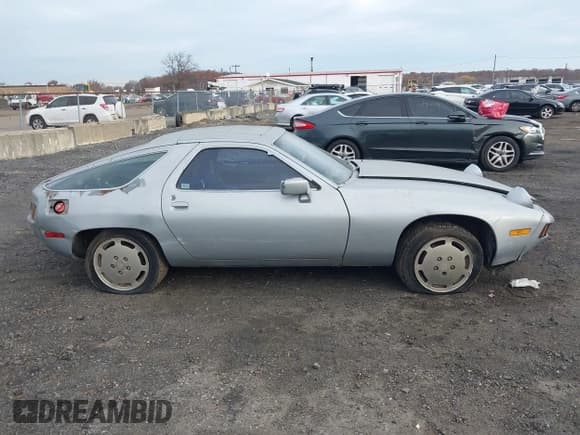 ✅ 1982 Porsche 928 • VIN: WP0JA0924CS821911 • Lot: 43711051. Wystawiony na IAAI z przebiegiem 114 079 mil. Bezpłatny archiwum sprzedaży aukcyjnych z USA i szczegółowy raport historii pojazdu na DreamBid. Zdjęcie 13.