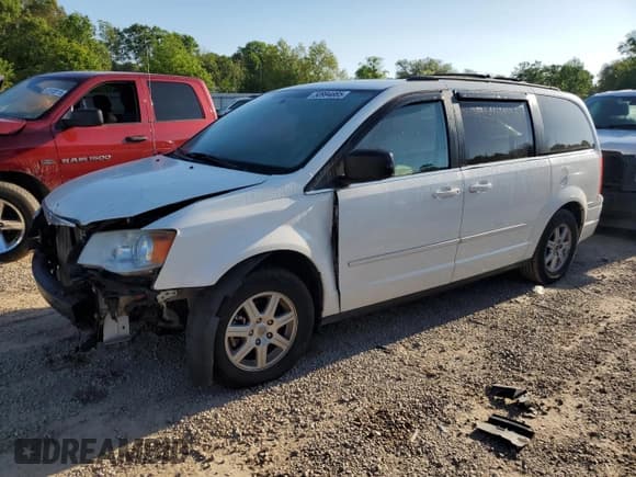 ✅ 2010 Chrysler Town & Country LX • VIN: 2A4RR2D1XAR415338 • Lot: 50994885. Wystawiony na Copart z przebiegiem 56 849 mil. Bezpłatny archiwum sprzedaży aukcyjnych z USA i szczegółowy raport historii pojazdu na DreamBid. Zdjęcie 1.