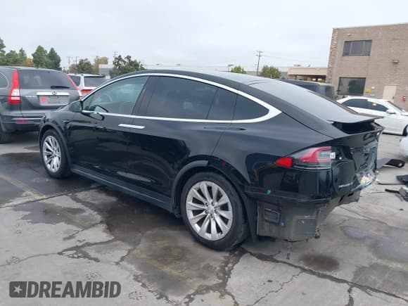 ✅ 2017 Tesla Model X 90D • VIN: 5YJXCBE27HF079059 • Lot: 43562486. Wystawiony na IAAI z przebiegiem 88 065 mil. Bezpłatny archiwum sprzedaży aukcyjnych z USA i szczegółowy raport historii pojazdu na DreamBid. Zdjęcie 3.