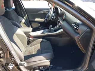 2024 Dodge Hornet R/T Plus z VIN ZACPDFDWXR3A07864, wystawiony jako IAAI lot #42595338 z przebiegiem 4 205 mil mil oraz . Historia ofert i sprzedaży dostępna na DreamBid. Obrazek 5.