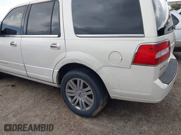 ✅ 2007 Lincoln Navigator • VIN: 5LMFU27507LJ23651 • Lot: 42587871. Wystawiony na IAAI z przebiegiem 293 365 mil. Bezpłatny archiwum sprzedaży aukcyjnych z USA i szczegółowy raport historii pojazdu na DreamBid. Zdjęcie 6.
