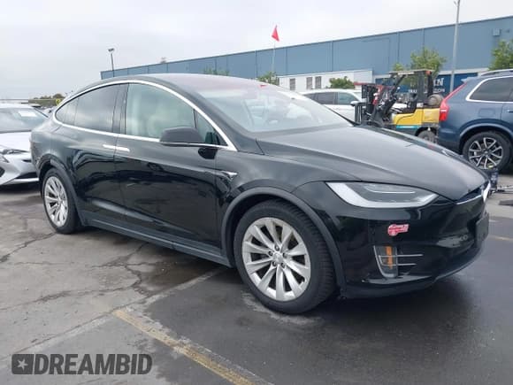 ✅ 2017 Tesla Model X 90D • VIN: 5YJXCBE27HF079059 • Lot: 43562486. Wystawiony na IAAI z przebiegiem 88 065 mil. Bezpłatny archiwum sprzedaży aukcyjnych z USA i szczegółowy raport historii pojazdu na DreamBid. Zdjęcie 1.