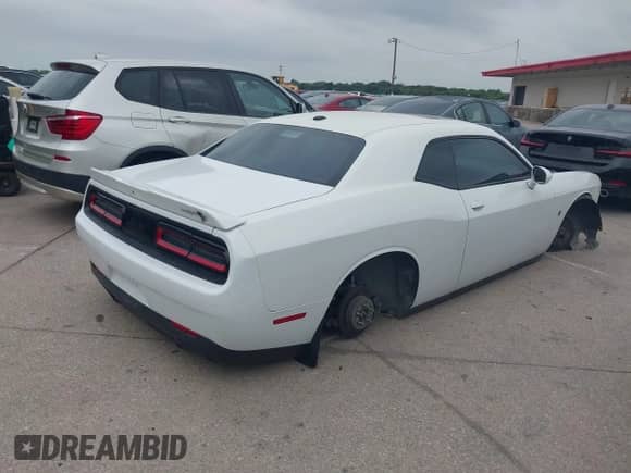 2018 Dodge Challenger R/T z VIN 2C3CDZBT0JH300572, wystawiony jako IAAI lot #43104545 z przebiegiem 83 644 mil mil oraz . Historia ofert i sprzedaży dostępna na DreamBid. Obrazek 4.