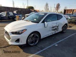 2020 Hyundai Veloster Turbo с VIN KMHTH6AB6LU032131, выставлен на аукционе Copart как лот 42647235 с пробегом 68 552 миль миль и Списание • Salvage title. История ставок и продаж доступна на DreamBid. Изображение 1.