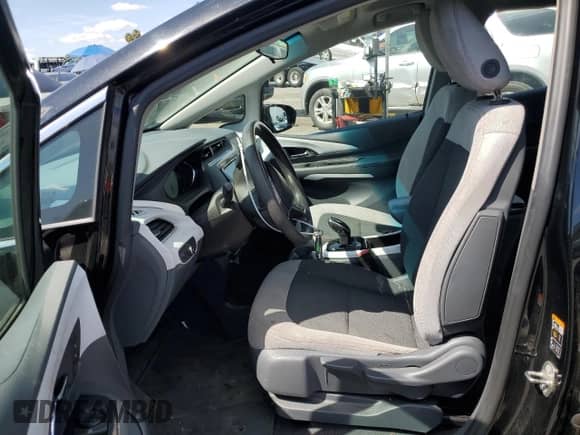 2017 Chevrolet Bolt EV LT z VIN 1G1FW6S05H4187421, wystawiony jako Copart lot #46717014 z przebiegiem 69 451 mil mil oraz . Historia ofert i sprzedaży dostępna na DreamBid. Obrazek 7.