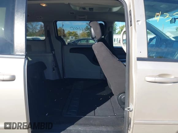 ✅ 2014 Dodge Grand Caravan SXT • VIN: 2C4RDGCG6ER320109 • Lot: 43586410. Wystawiony na IAAI z przebiegiem 192 923 mil. Bezpłatny archiwum sprzedaży aukcyjnych z USA i szczegółowy raport historii pojazdu na DreamBid. Zdjęcie 8.