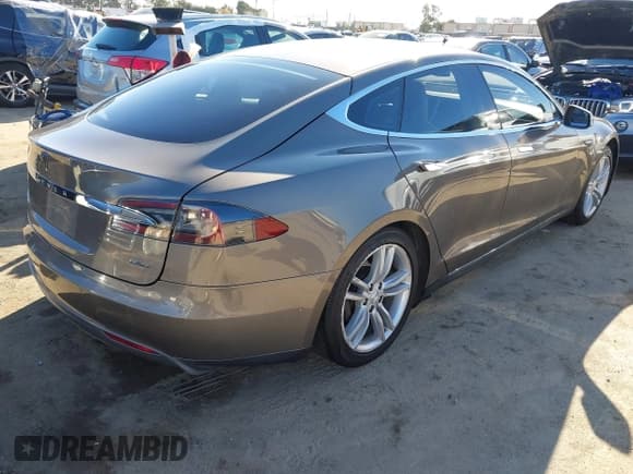 ✅ 2015 Tesla Model S 85D • VIN: 5YJSA1H29FF085139 • Лот: 43828349. Опубликован ранее на IAAI с пробегом 143 212 миль. Бесплатный доступ к архиву аукционных продаж из США и подробный отчёт об истории автомобиля на DreamBid. Изображение 4.