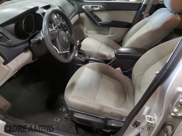 ✅ 2013 Kia Forte EX • VIN: KNAFU4A21D5731452 • Lot: 51136635. Wystawiony na Copart z przebiegiem 178 887 mil. Bezpłatny archiwum sprzedaży aukcyjnych z USA i szczegółowy raport historii pojazdu na DreamBid. Zdjęcie 7.