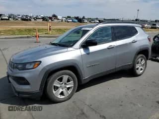 2022 Jeep Compass Latitude с VIN 3C4NJDBB7NT103192, выставлен на аукционе Copart как лот 69812715 с пробегом 90 507 миль миль и Списание • Salvage title. История ставок и продаж доступна на DreamBid. Изображение 1.