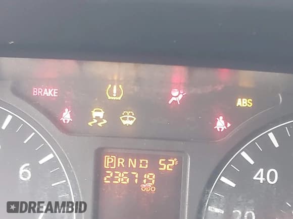 ✅ 2018 Nissan NV 3500 HD SL • VIN: 5BZAF0AA2JN850131 • Lot: 43685889. Wystawiony na IAAI z przebiegiem 236 719 mil. Bezpłatny archiwum sprzedaży aukcyjnych z USA i szczegółowy raport historii pojazdu na DreamBid. Zdjęcie 15.