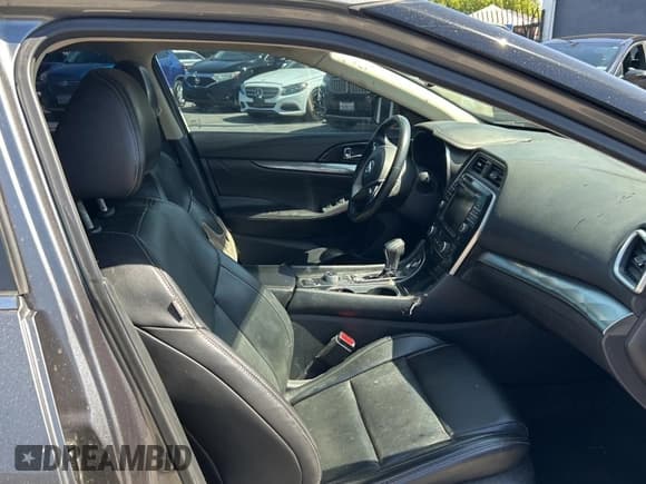 ✅ 2019 Nissan Maxima Platinum • VIN: 1N4AA6AV9KC360826 • Lot: 71081625. Wystawiony na Copart z przebiegiem 120 786 mil. Bezpłatny archiwum sprzedaży aukcyjnych z USA i szczegółowy raport historii pojazdu na DreamBid. Zdjęcie 5.