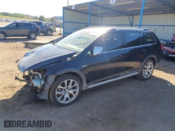 ✅ 2017 Volkswagen Golf S • VIN: 3VWH17AU3HM544024 • Lot: 82209615. Listed on Copart with 100,815 mi. Free auction sales archive from the USA and detailed vehicle history report at DreamBid. Image 1.