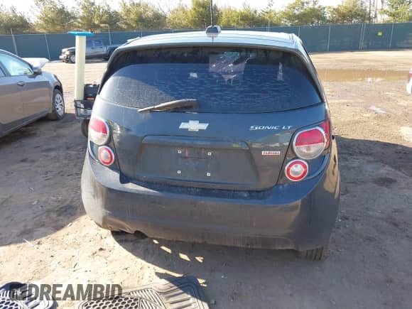 2015 Chevrolet Sonic LT z VIN 1G1JC6SB4F4172040, wystawiony jako IAAI lot #41761563 z przebiegiem 136 867 mil mil oraz . Historia ofert i sprzedaży dostępna na DreamBid. Obrazek 17.