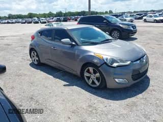 2012 Hyundai Veloster w/Gray Int z VIN KMHTC6AD2CU078572, wystawiony jako IAAI lot #43026639 z przebiegiem 195 776 mil mil oraz . Historia ofert i sprzedaży dostępna na DreamBid. Obrazek 1.