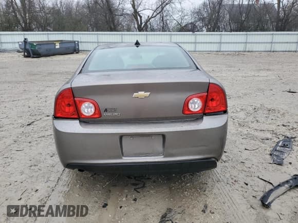 ✅ 2012 Chevrolet Malibu 1LS • VIN: 1G1ZB5E07CF107905 • Lot: 80743964. Wystawiony na Copart z przebiegiem 210 421 mil. Bezpłatny archiwum sprzedaży aukcyjnych z USA i szczegółowy raport historii pojazdu na DreamBid. Zdjęcie 6.