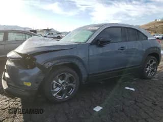 ✅ 2022 Mazda MX-30 Premium Plus • VIN: JM1DRADB1N0100687 • Lot: 79293853. Wystawiony na Copart z przebiegiem 13 075 mil. Bezpłatny archiwum sprzedaży aukcyjnych z USA i szczegółowy raport historii pojazdu na DreamBid. Zdjęcie 1.