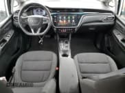 ✅ 2023 Chevrolet Bolt EV 1LT • VIN: 1G1FW6S04P4174318 • Лот: 49489824. Опубликован ранее на Copart с пробегом 21 685 миль. Бесплатный доступ к архиву аукционных продаж из США и подробный отчёт об истории автомобиля на DreamBid. Изображение 8.