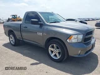 2013 Ram 1500 Express z VIN 3C6JR6AT6DG586458, wystawiony jako IAAI lot #42430181 z przebiegiem 99 782 mil mil oraz . Historia ofert i sprzedaży dostępna na DreamBid. Obrazek 1.