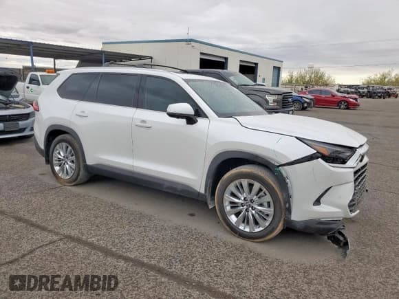 ✅ 2024 Toyota Highlander Platinum • VIN: 5TDAAAB55RS021405 • Lot: 93327265. Listed on Copart with 14,091 mi. Free auction sales archive from the USA and detailed vehicle history report at DreamBid. Image 4.