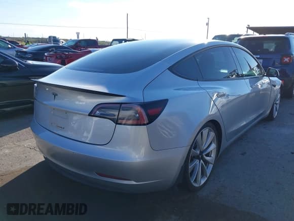 ✅ 2018 Tesla Model 3 Long Range Battery • VIN: 5YJ3E1EBXJF083468 • Lot: 43438742. Wystawiony na IAAI z przebiegiem 99 340 mil. Bezpłatny archiwum sprzedaży aukcyjnych z USA i szczegółowy raport historii pojazdu na DreamBid. Zdjęcie 4.