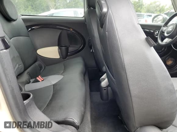 ✅ 2008 MINI Clubman • VIN: WMWML33518TN68041 • Lot: 85558385. Wystawiony na Copart z przebiegiem 131 513 mil. Bezpłatny archiwum sprzedaży aukcyjnych z USA i szczegółowy raport historii pojazdu na DreamBid. Zdjęcie 10.