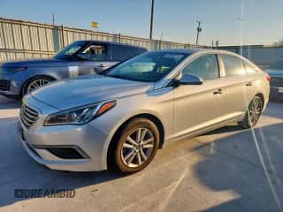 2016 Hyundai Sonata SE z VIN 5NPE24AF4GH323152, wystawiony jako Copart lot #86590215 z przebiegiem 157 873 mil mil oraz Czysty tytuł • Clean title. Historia ofert i sprzedaży dostępna na DreamBid. Obrazek 1.
