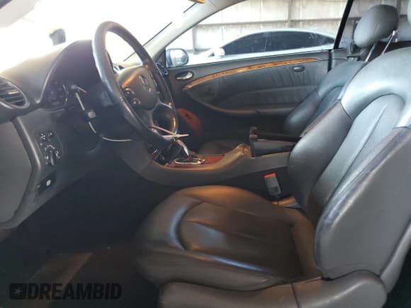 ✅ 2004 Mercedes-Benz CLK 500 • VIN: WDBTJ75J04F084228 • Лот: 76501934. Опубликован ранее на Copart с пробегом 133 040 миль. Бесплатный доступ к архиву аукционных продаж из США и подробный отчёт об истории автомобиля на DreamBid. Изображение 7.