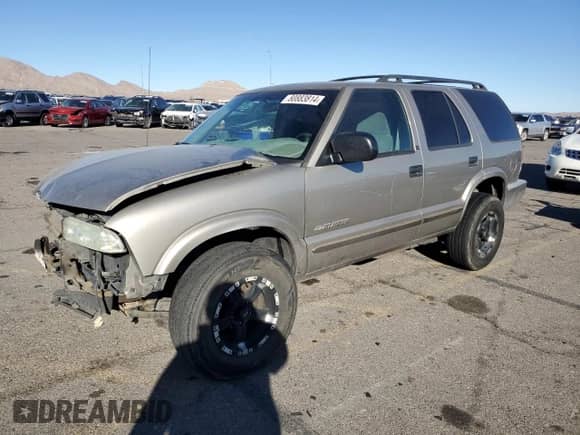 2002 Chevrolet Blazer LS z VIN 1GNDT13W32K118556, wystawiony jako Copart lot #80883814 z przebiegiem 200 632 mil mil oraz Szkoda całkowita • Salvage title. Historia ofert i sprzedaży dostępna na DreamBid. Obrazek 1.
