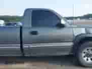 2002 Chevrolet Silverado 1500 LS z VIN 1GCEK14T12E143281, wystawiony jako IAAI lot #43197831 z przebiegiem 241 904 mil mil oraz . Historia ofert i sprzedaży dostępna na DreamBid. Obrazek 12.