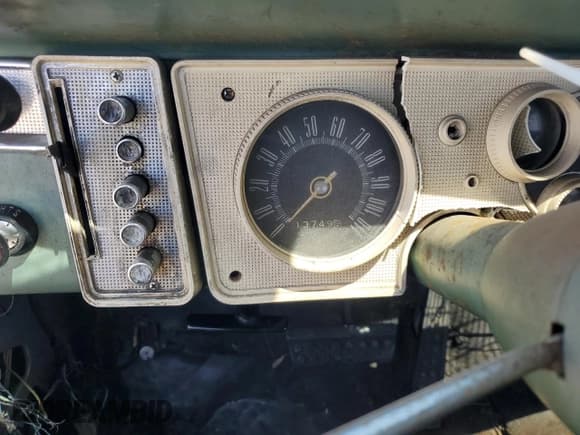 ✅ 1963 Plymouth Valiant • VIN: 1732542245 • Lot: 57292835. Listed on Copart with 13,749 mi. Free auction sales archive from the USA and detailed vehicle history report at DreamBid. Image 9.